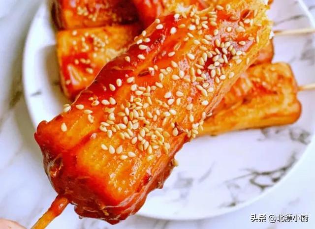 正月初二，别忘开门迎财神，还有“忌3事吃3样”，迎财神过新年