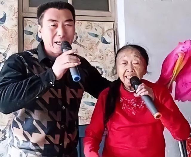 85岁马玉琴被丈夫苛待，午饭用小面包应付，丈夫：不想费事