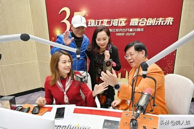 谁说他是丁克？《今日关注》主持人郑达妻子首度曝光，似香港富婆