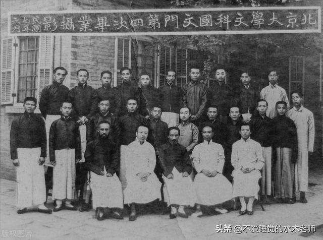 北大教授当下最大的特点就是，总是在不熟悉的领域里不懂装懂