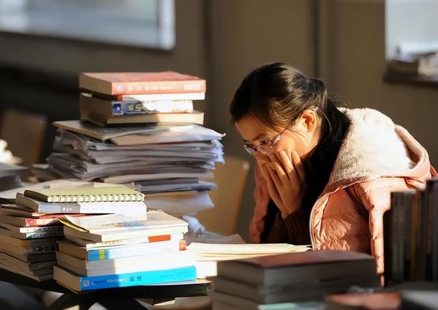 高校凌晨发录取通知，超3小时不回作废，“骚操作”令人浮想联翩