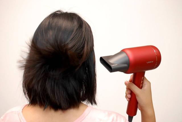 吹风机买什么样的不伤头发(如何使用吹风机不伤头发)