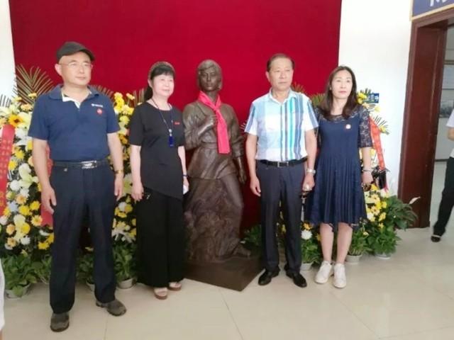 毛家人谁长得最像毛主席？侄女毛小青回复：李讷