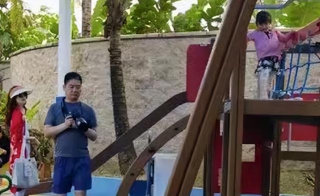 刘强东涉嫌性侵女大学生案时隔2年再次重启，刘静尧本人或将现身