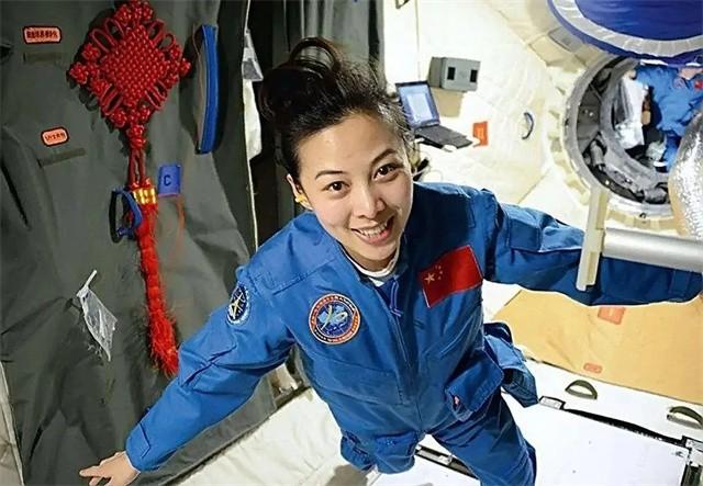 “太空娇女”王亚平：中国首位出舱女航天员，今仍在太空执行任务