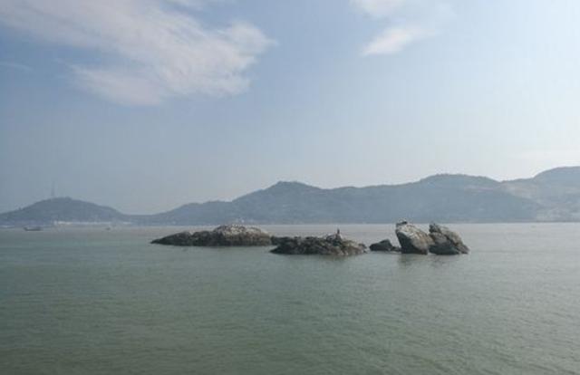福建渔民出海打渔不慎迷失方向，不料发现一座发光小岛