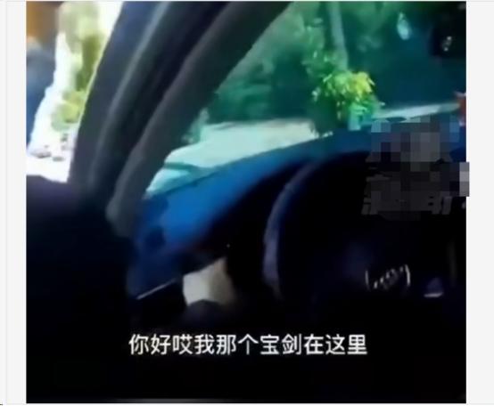 女司机首次跑高速，仪表盘出现“小人背宝剑”，半路求助交警