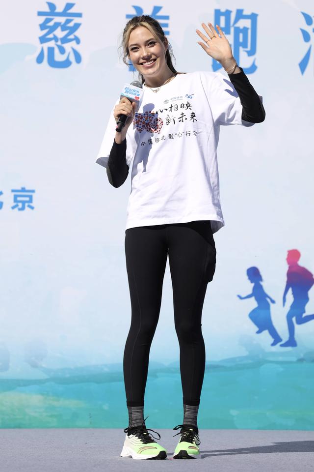谷爱凌回来了！隔离后现身北京与小朋友互动，状态超好表情迷人