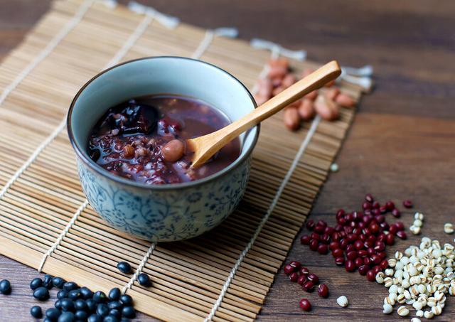 粥是最差的主食吗？早餐到底能不能喝粥？钟南山：早餐应该这样吃