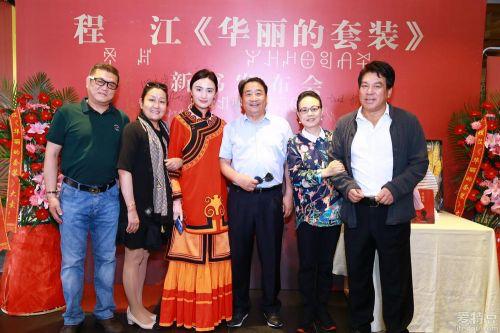 51岁李亚鹏再当爸！王菲“满脸的嫌弃”成全了老李“双重的幸福”