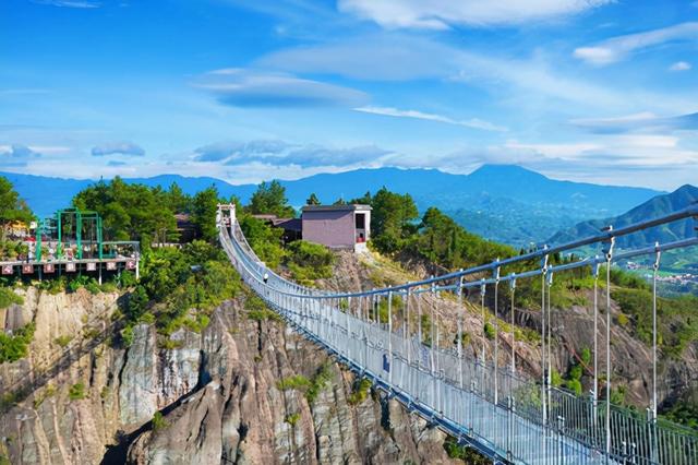 湖南值得去的景區，由怪石奇峰、石洞組成，丹霞地貌多樣景觀豐富