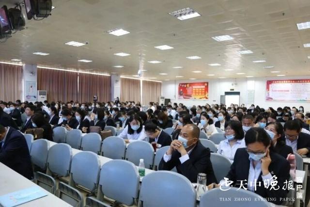 市一高举行首批名师（班主任）工作室授牌仪式