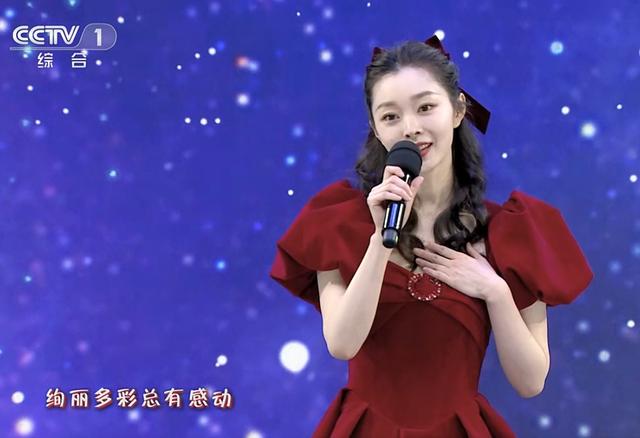 五四晚会：赵丽颖大变脸，关晓彤化浓妆，她们俩赢得毫不费力
