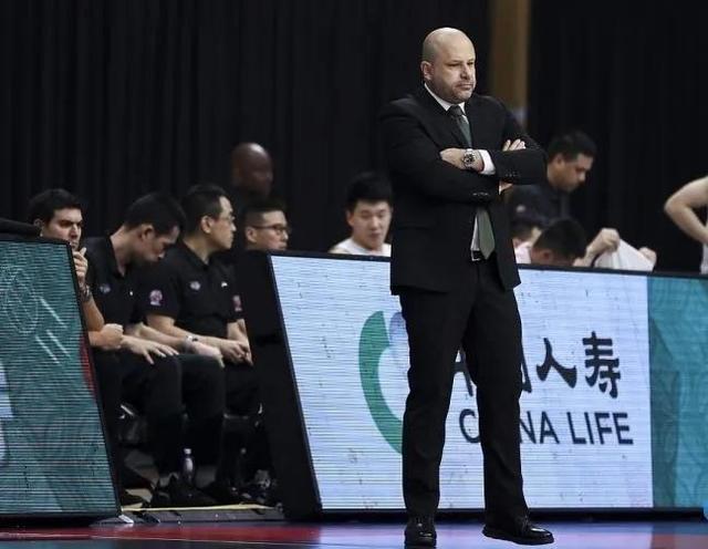 北京出局主教练雅尼斯主动揽责请求辞退，打响球队重造的第一枪