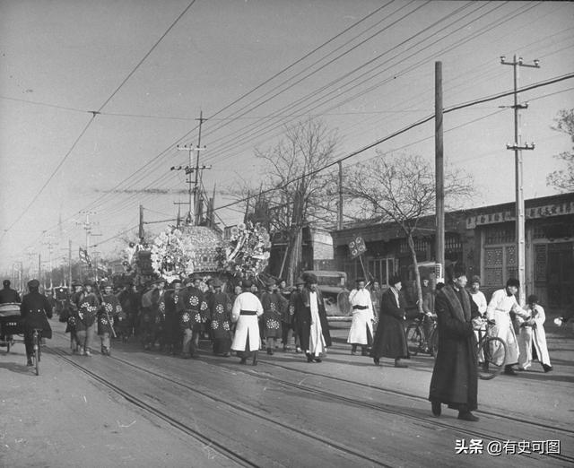 1946年的紫禁城外停滿了汽車，太和殿上放著袁世凱的西洋寶座