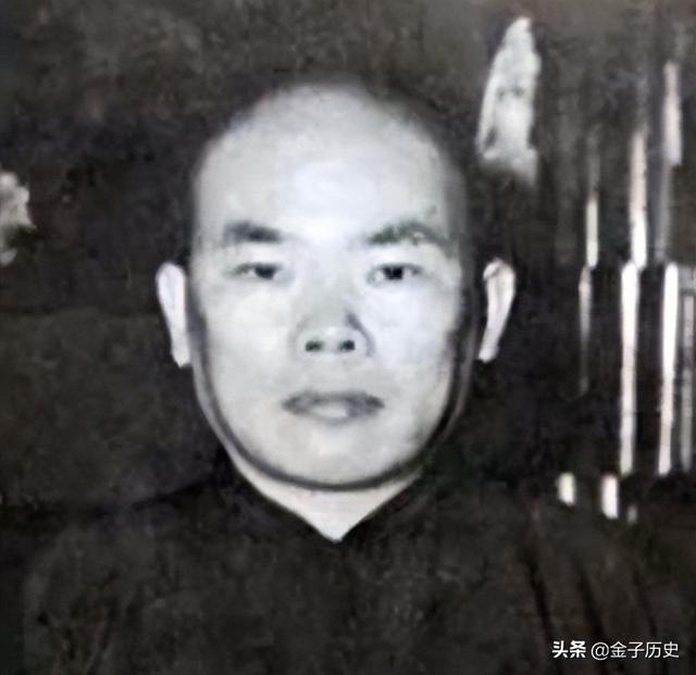 恩人儿子来投靠，杜月笙老婆故意扔钱试探：如果捡了，就打发他走
