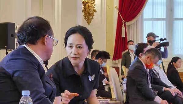 孟晚舟回国首次亮相，一袭Polo裙出席华为发布会，眼眸坚定有毅力
