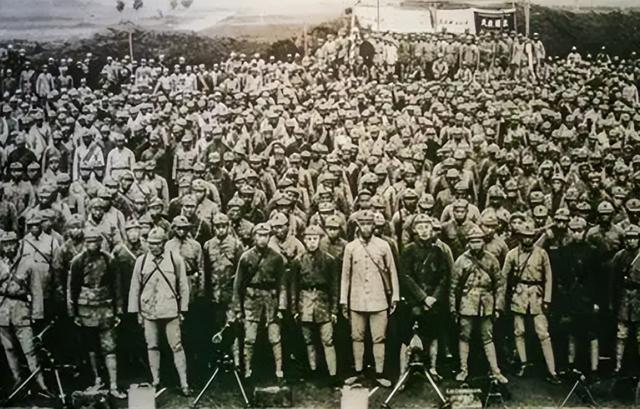 48年朱德陈毅粟裕三人赴前线，国民党路遇三人车队：立正行注目礼