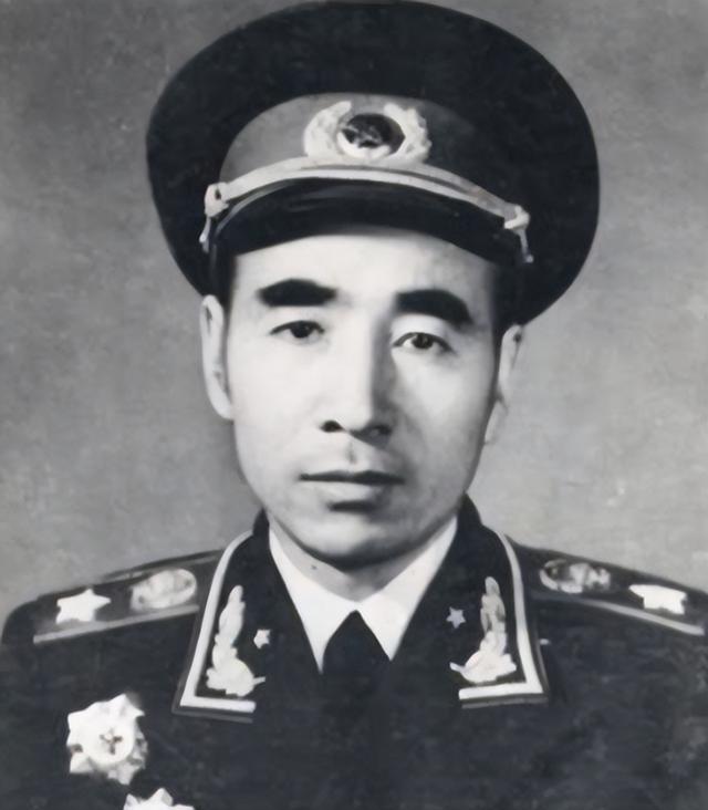 49年林彪得知汪静宜苦等他22年后，托秘书送去一张照片：再寻良配