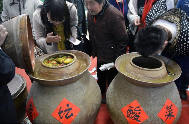 自毁长城的“土坑酸菜”，13万菜农如何自救？