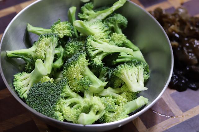 人到中年，别舍不得花钱，多吃5样食物，补充适合营养，贵点也值