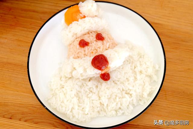 孩子要吃咖喱饭，妈妈做了份圣诞款咖喱牛肉蛋包饭，孩子特开心