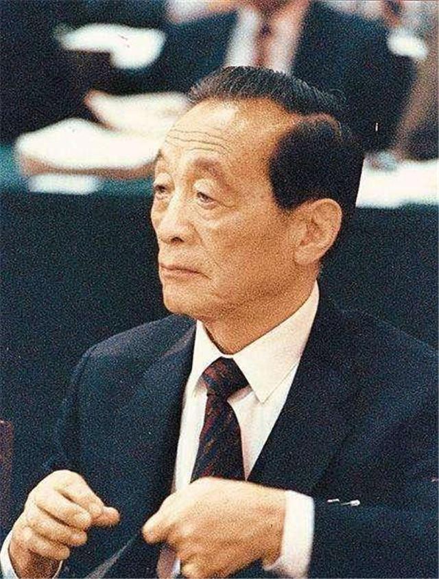 1938年秘书给毛主席点了一根烟，主席随后将他调离：这个人有问题