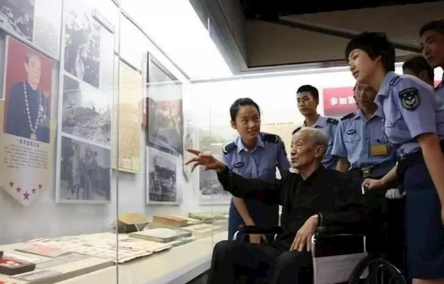 1985年，老人在朝鲜博物馆看到自己遗像：我还活着，把遗像给我吧