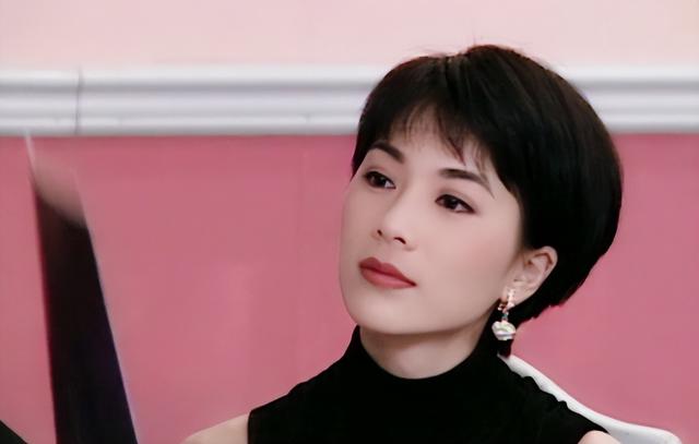 在1990年tvb剧集《我本善良》中,邵美琪饰演的记者石伊明个性独立