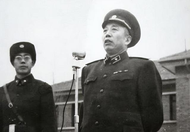 开国上将王震，找县长办事被“耍官威”，一通电话给叶飞：撤掉他