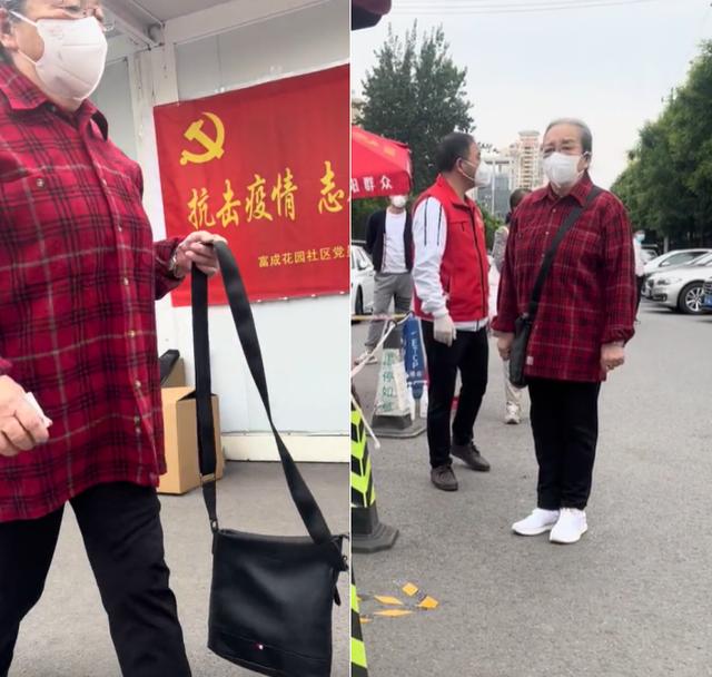 86岁李明启做核酸被拍！拎布包全身无名牌，现场双手合十连连道谢