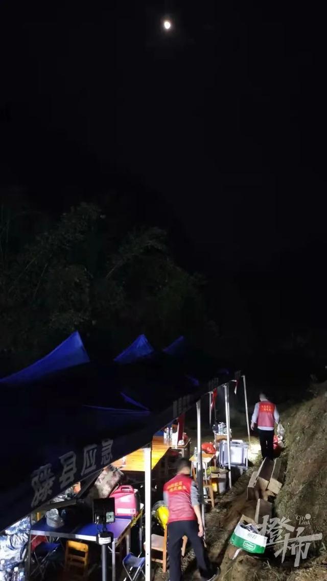 搜救现场最新画面：飞机残骸抛洒面积巨大，竹林被砸得面目全非