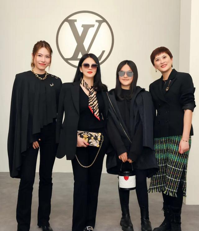 12岁王诗龄在家做蛋糕！面部红润尖下巴抢镜，新豪宅曝光大如宫殿