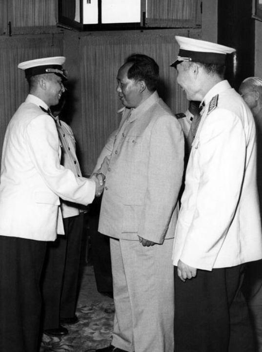 1949年，满族将军径直坐到毛主席身边，毛主席：你可算张作霖余孽