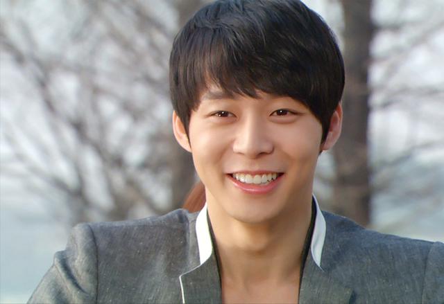 18岁时,朴有天加入东方神起,随后作为主力队员成功出道.