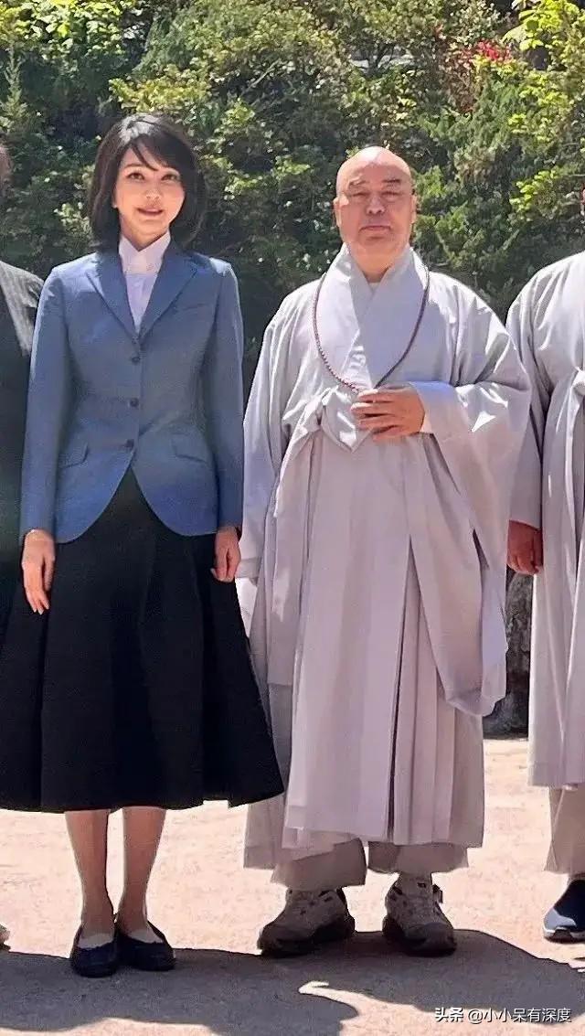 韩国第一夫人金建希亮相，已经49岁的她，保养得宜，依旧美丽动人