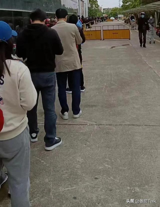 疫情之下的防范区，浦东居民外出买菜遇高峰时段，排队用两个小时