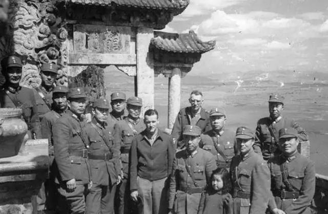 拒不改造的国军中将黄维，为何能给毛主席守灵，去世后葬入八宝山