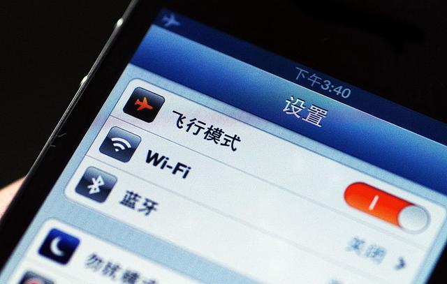 手机“飞行模式”没啥用，为啥没被淘汰？内行人：其实是你不会用