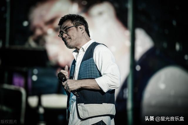 周华健写了16首歌，李宗盛只选了两首，其中《吻我的宝贝》成为了年度金典。
