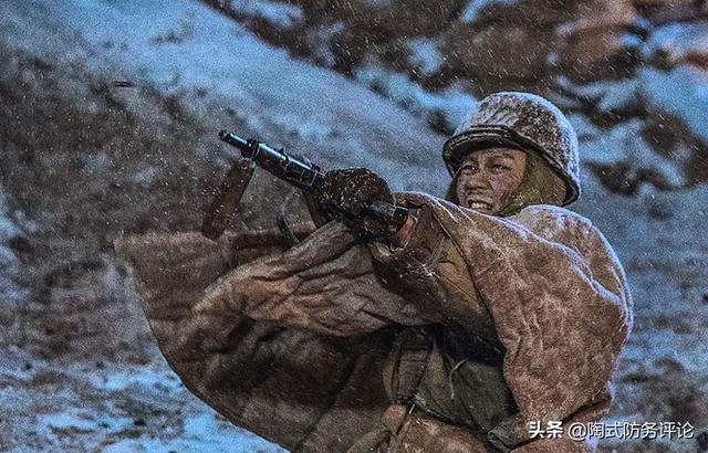 《水门桥》争议桥段：为何美军没有一支冲锋枪，志愿军却有很多？