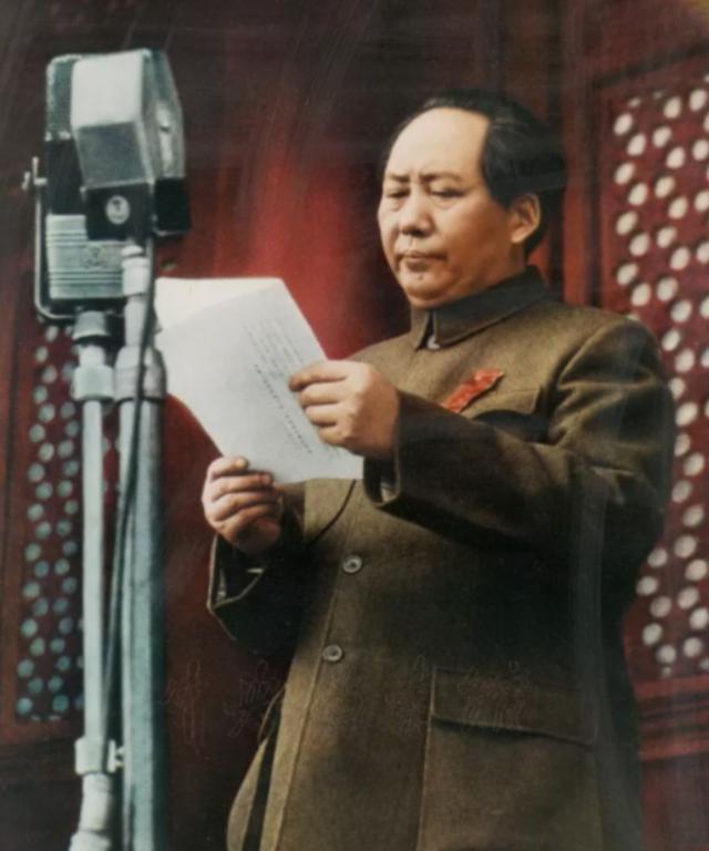 1949年开国大典，周恩来领着一个女孩，见到毛泽东就喊：大首长