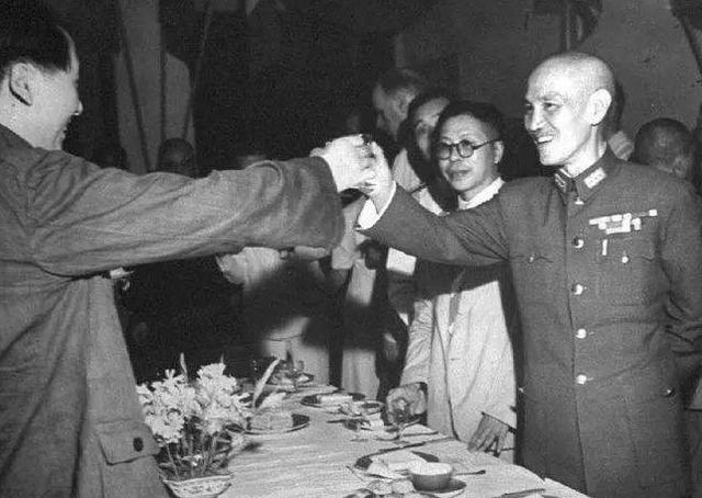 1950年，张治中携妻儿到南海密会蒋经国，半夜接叶剑英通知：快撤