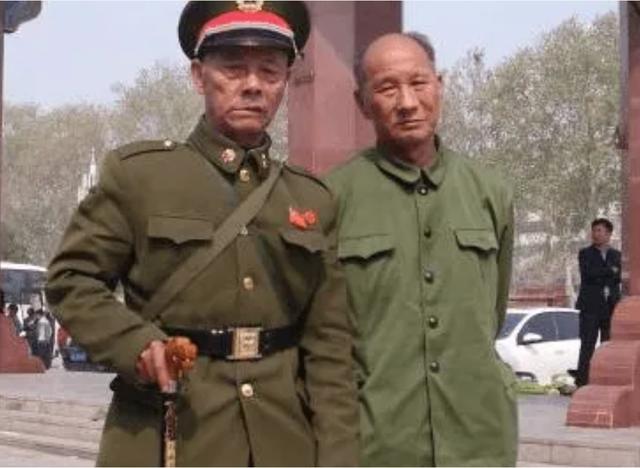 2007年江西老兵给战友扫墓，意外发现自己的墓碑，领导高度重视