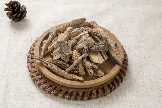 一味中药：地骨皮，滋阴添津，清热泻火，煮水喝，可以降血压