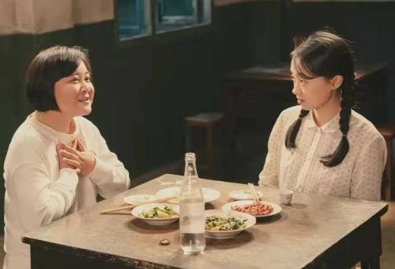 同样是“母亲专业户”，把萨日娜和宋春丽放在一起看，差别出来了