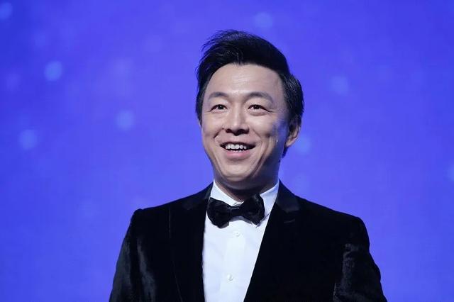 没想到2022年一开始，成龙和黄渤，就给许多大明星，敲响了警钟