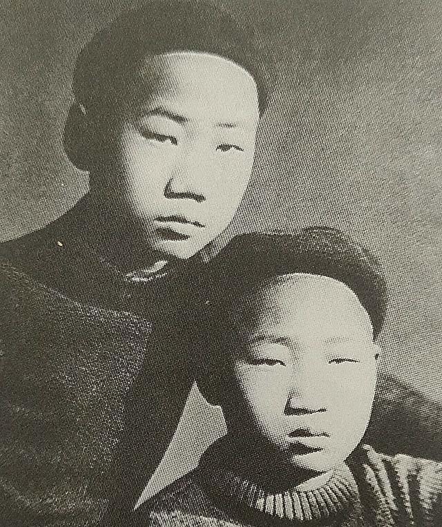 1930年，三子毛岸龙秘密入读大同幼儿园，留下此生唯一的两张照片