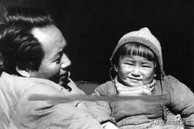 32岁李讷离婚，携子独居，毛主席落泪：闺女的婚事实在是草率啊