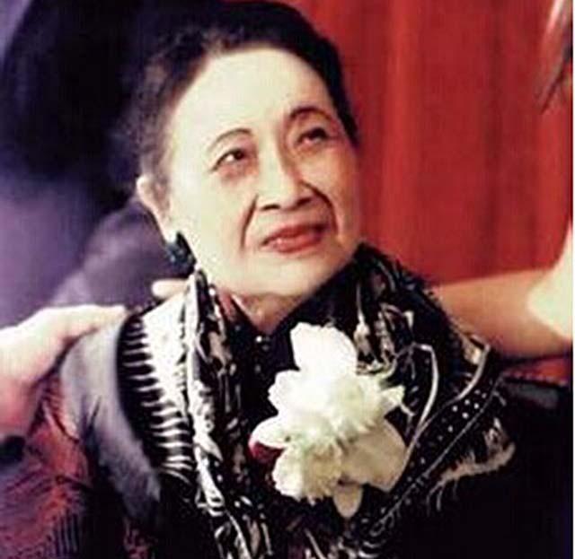 03年宋美龄在梦中去世，隔天清晨遗体被裹在羊毛毯中送出公寓
